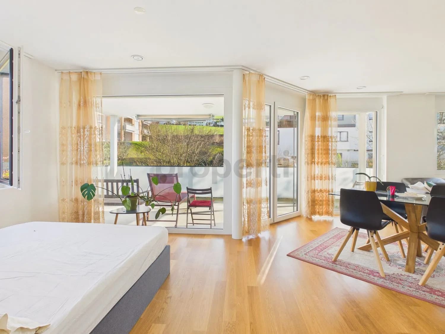 Elegante 2.5-Zimmer-Möblierte Wohnung mit Balkon, Ebikon