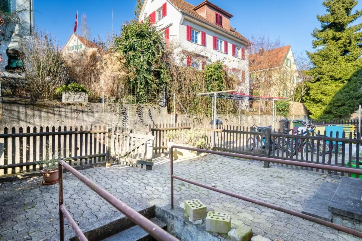 Charmantes 5.5 Zimmer Mittelhaus mit Potenzial an beliebter Lage