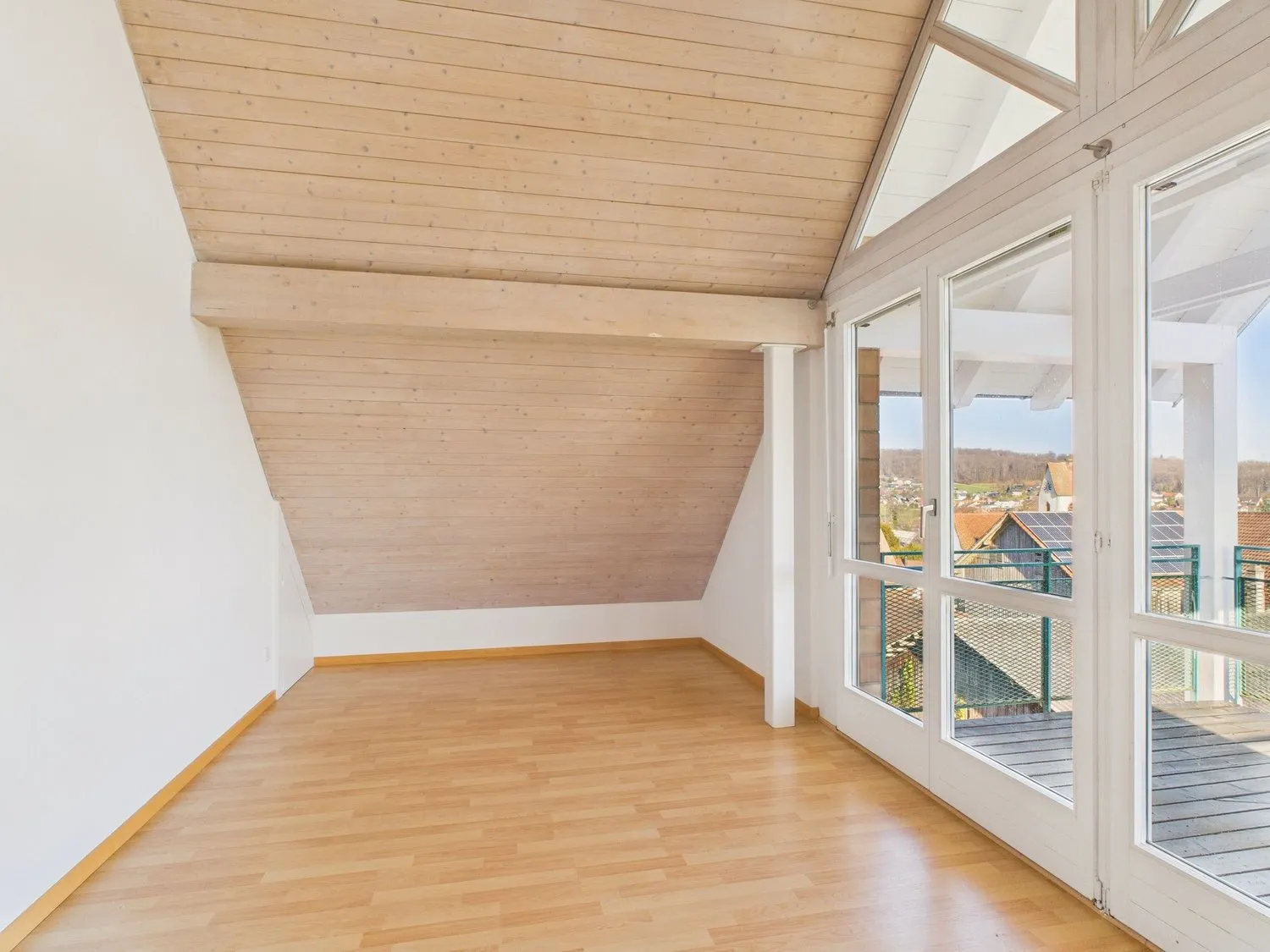 Modern 2.5-Zimmer-Roof-Flat mit Keller und Parkplatz, Biel-Benken