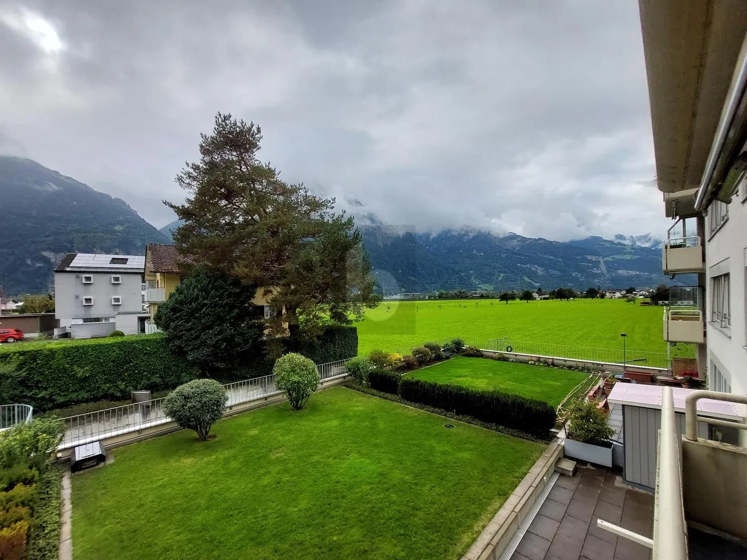 HELL UND FREUNDLICH MIT BERG-PANORAMA