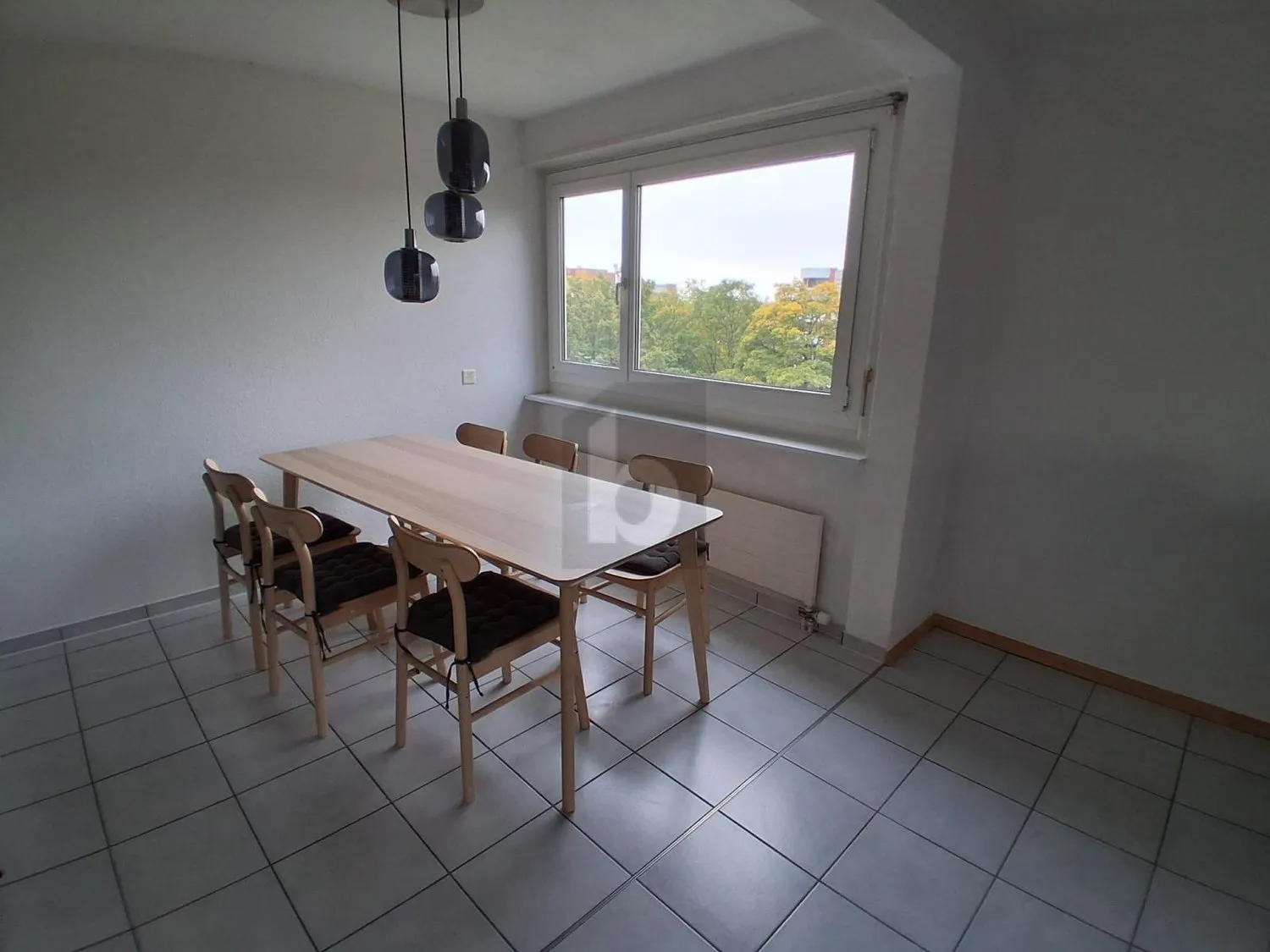 AN ZENTRALER LAGE MIT VERGLASTEM BALKON!