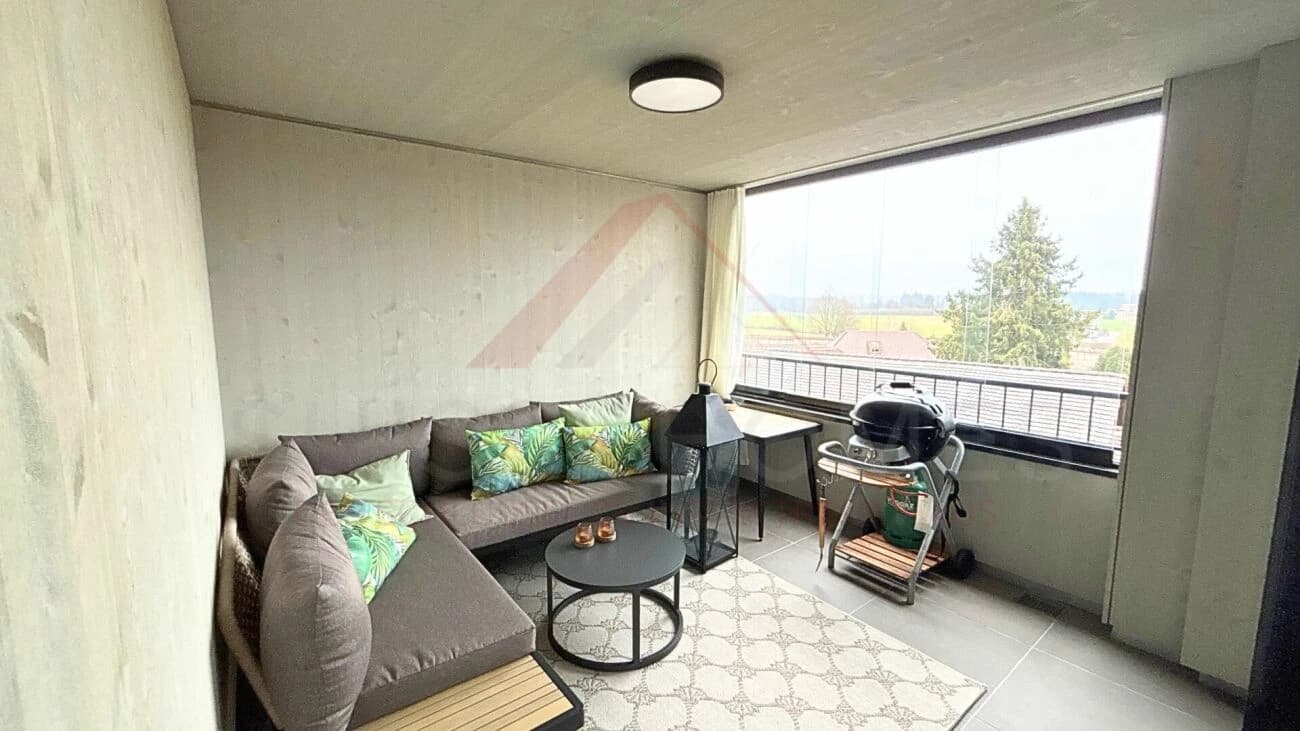 Moderne 5.5-Zimmer-Maisonette mit Loggia, Designküche und Minergie-Standard in zentraler Lage