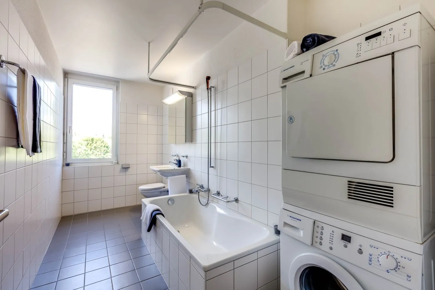 Moderne und grosszügige Wohnung (ca. 95m2) mit eigenem Waschturm