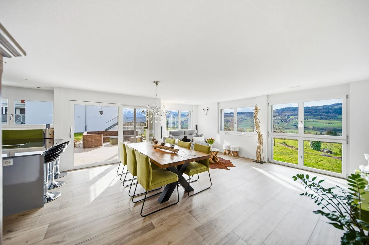 MODERNE GARTENWOHNUNG MIT TRAUMHAFTER AUSSICHT AUF DIE BERNER ALPEN