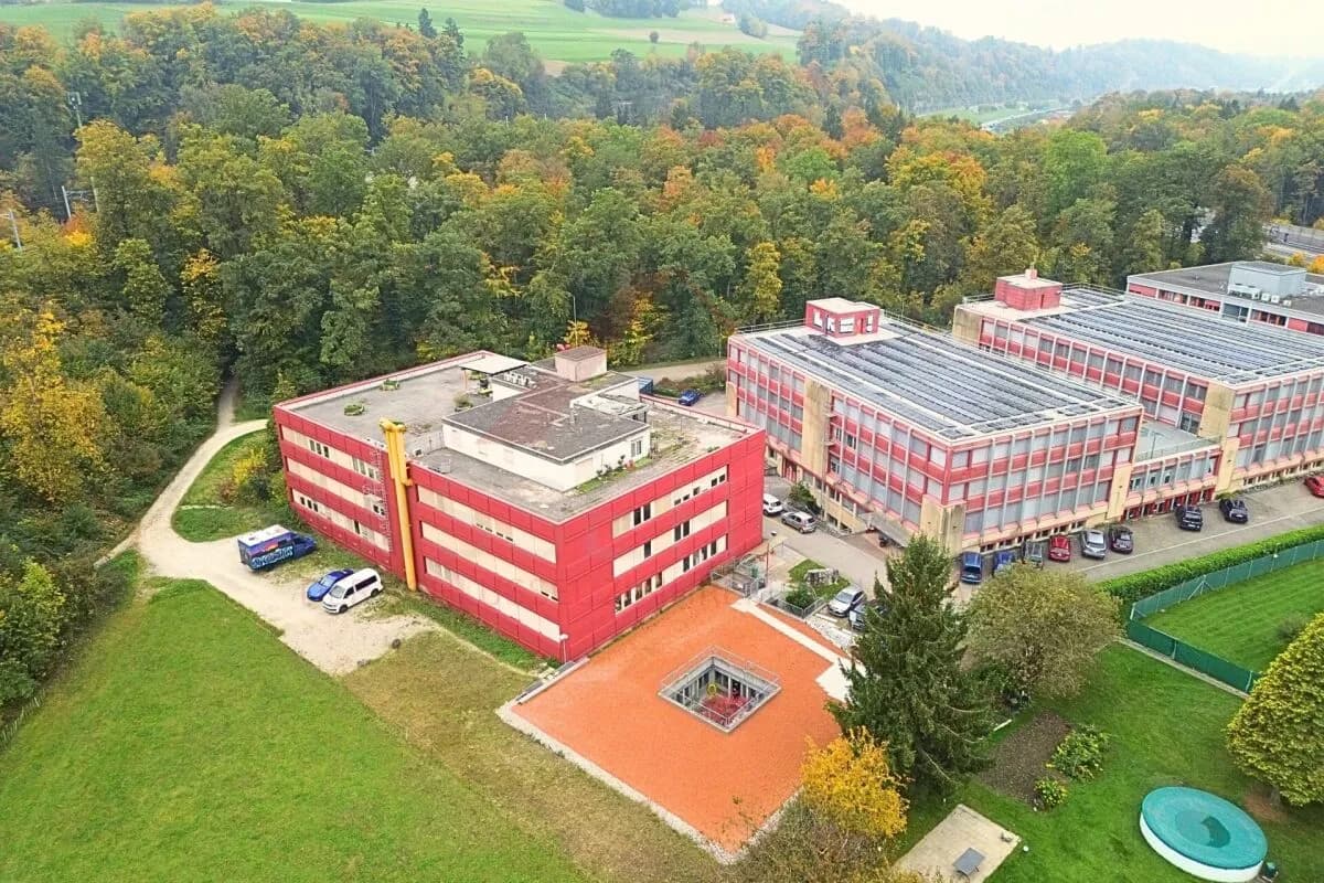 Atriumgebäude mit 220 m² Wohn- und 270 m² Gewerbefläche in Thörishaus (Neuenegg BE) - vielseitig nutzbar