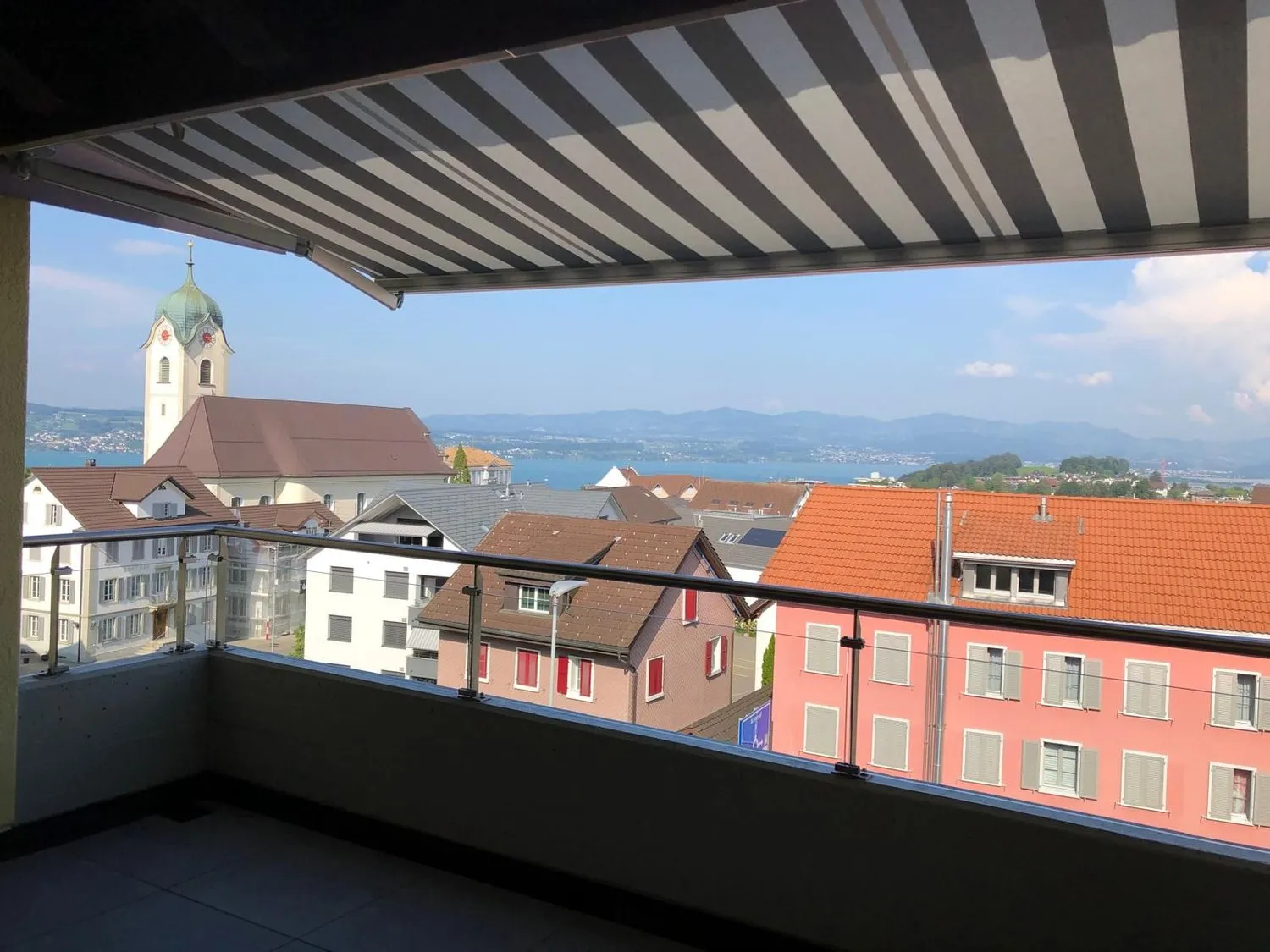 Moderne 4.5-Zimmer-Maisonette mit wunderbarer Seesicht in Wollerau