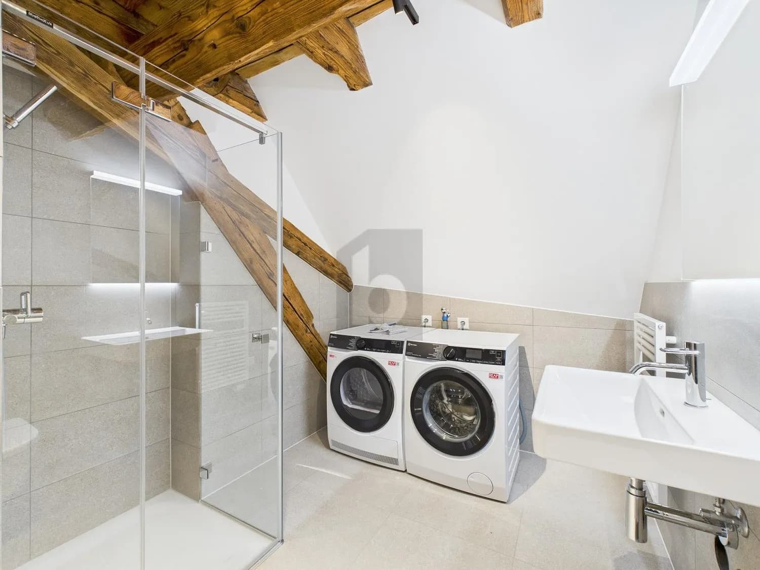 HOCHWERTIG MIT SICHTBALKEN - 1. MONAT GESCHENKT!