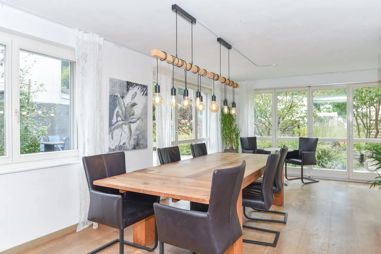 Renoviertes Zweifamilienhaus mit viel Platz und schönem Garten