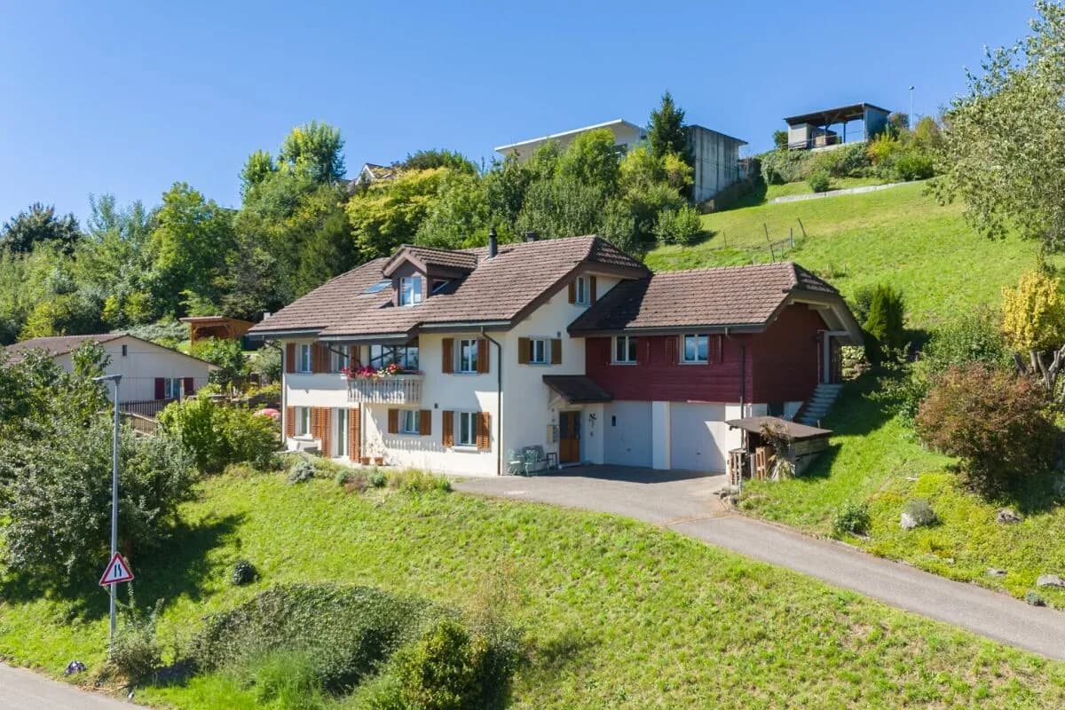 Grosszügiges 6.5-Zimmer-Einfamilienhaus mit Einliegerwohnung, Doppelgarage, 1'053 m² Gartenparadies und Weitsicht auf die Alpen