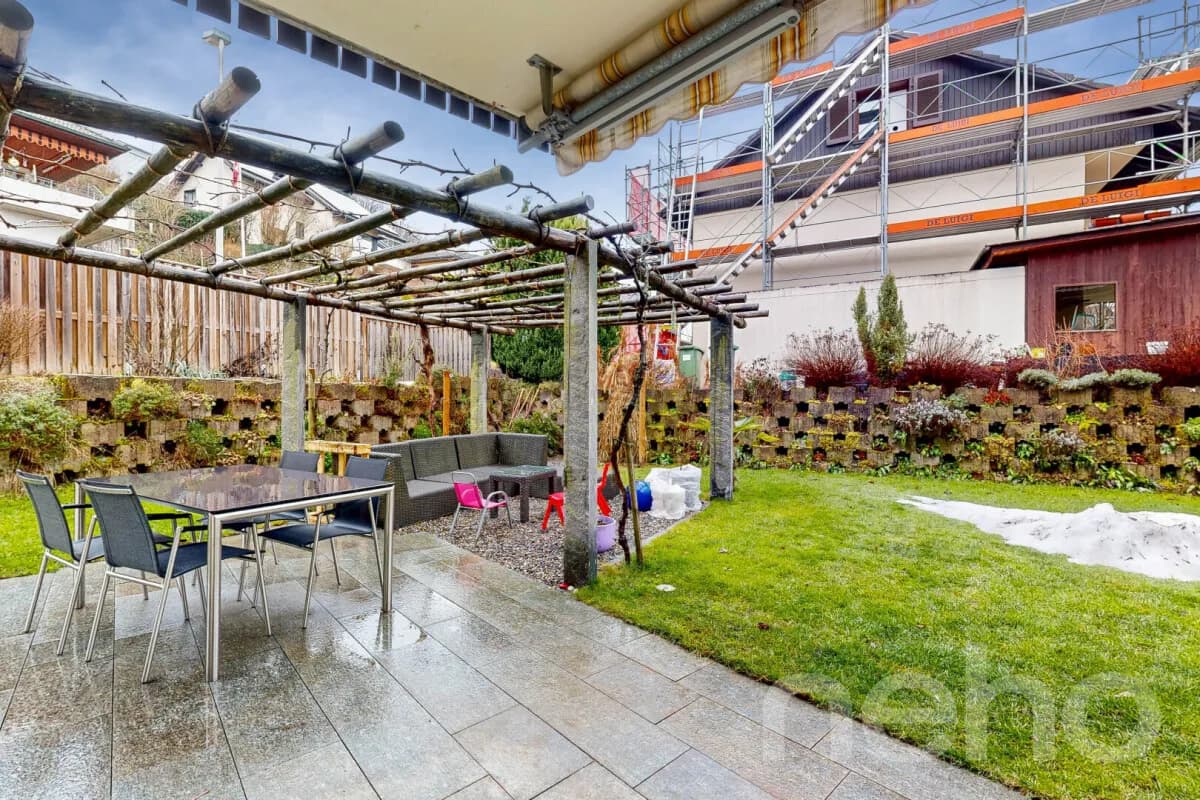 Modernisiertes DEFH mit PV-Anlage, Wärmepumpe und Pergola