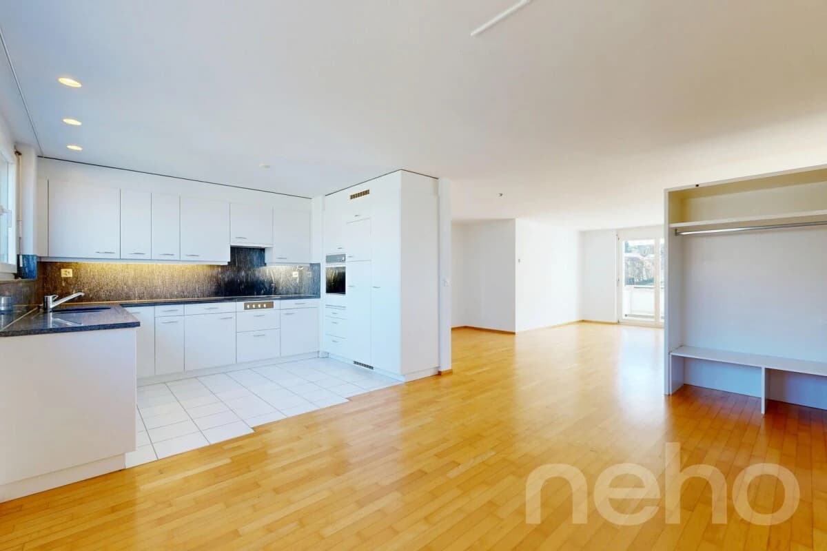 Helle und grosszügige 4.5-Zimmer-Wohnung in ruhiger Wohnlage