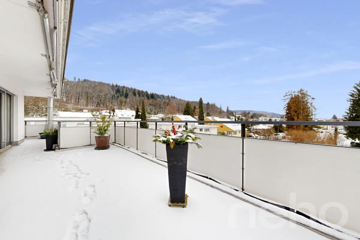 Sonniges Attika-Juwel: Direkter Liftzugang, Cheminée & Panoramasicht