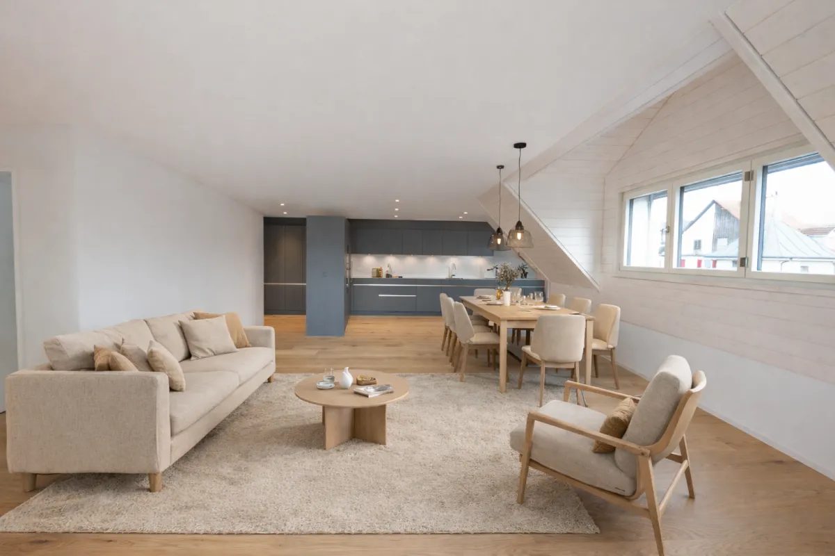 Charmante 4.5-Zimmer-Dachmaisonette mit zwei sonnigen Balkonen