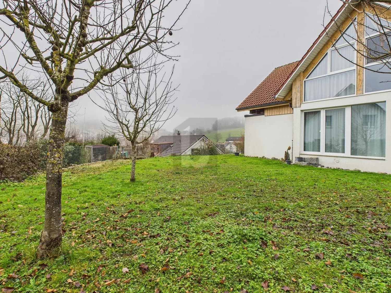 GEHOBENER STANDARD MIT SEHR GROSSEM GARTEN