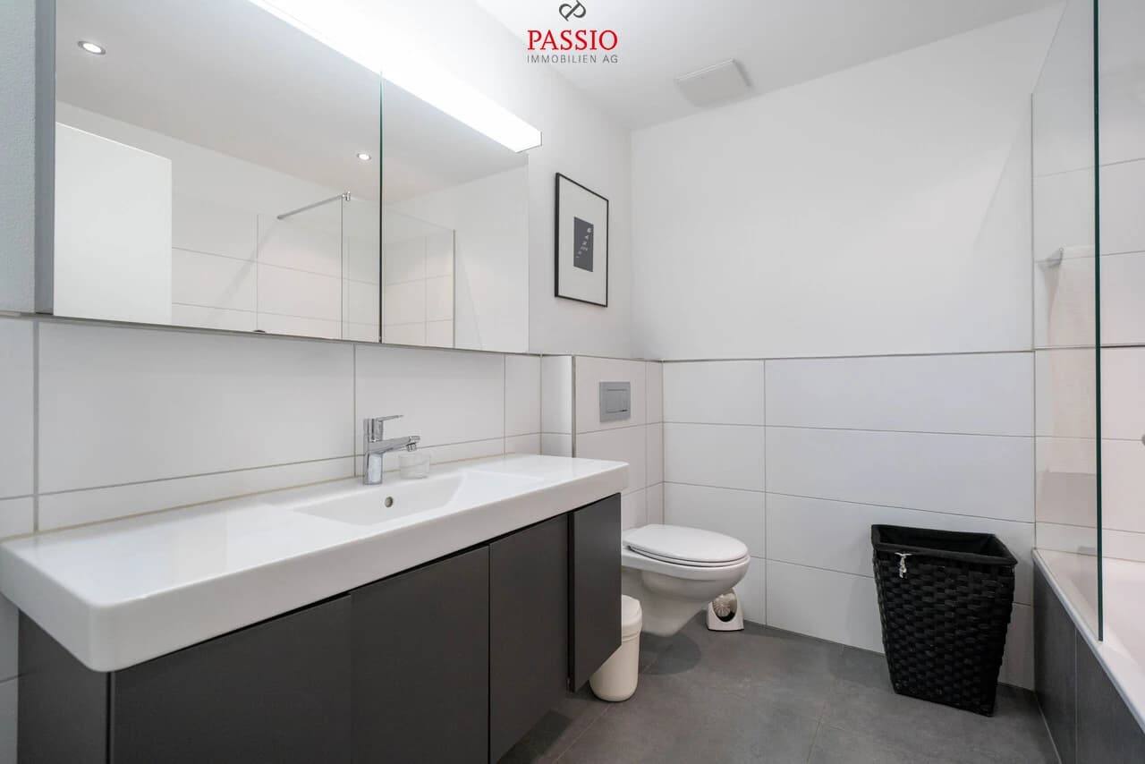 Moderne 4.5-Zimmer Wohnung mit grossem Balkon und Kanalsicht