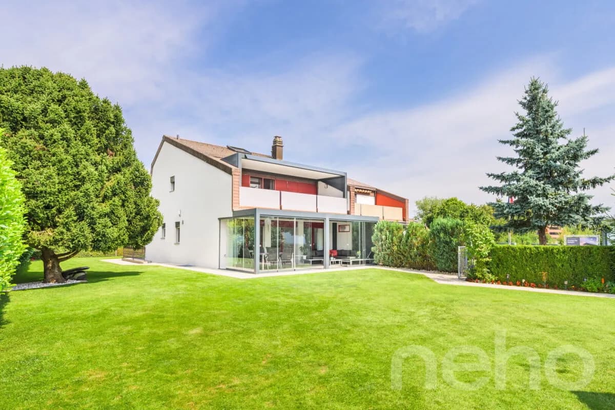 Moderne Doppelhaushälfte mit grossem Umschwung