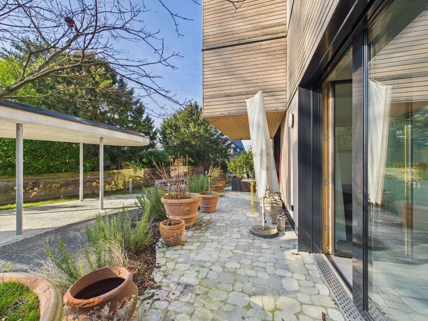 Moderne 2.5-Zimmer Wohnung mit Gartensitzplatz in Zürich