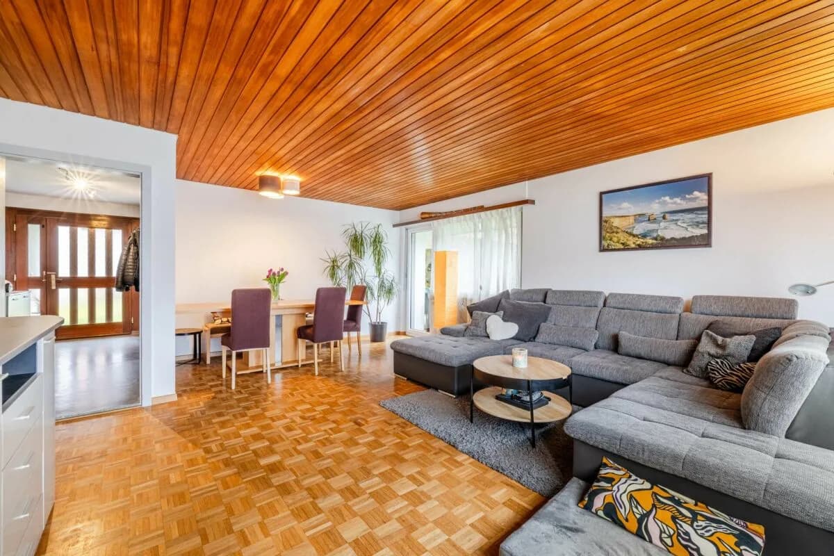 MODERNISIERTES 6.5-ZIMMER-EINFAMILIENHAUS IN RUHIGER LAGE ? FAMILIENFREUNDLICH, MIT GEPFLEGTEM GARTEN UND SCHULNÄHE