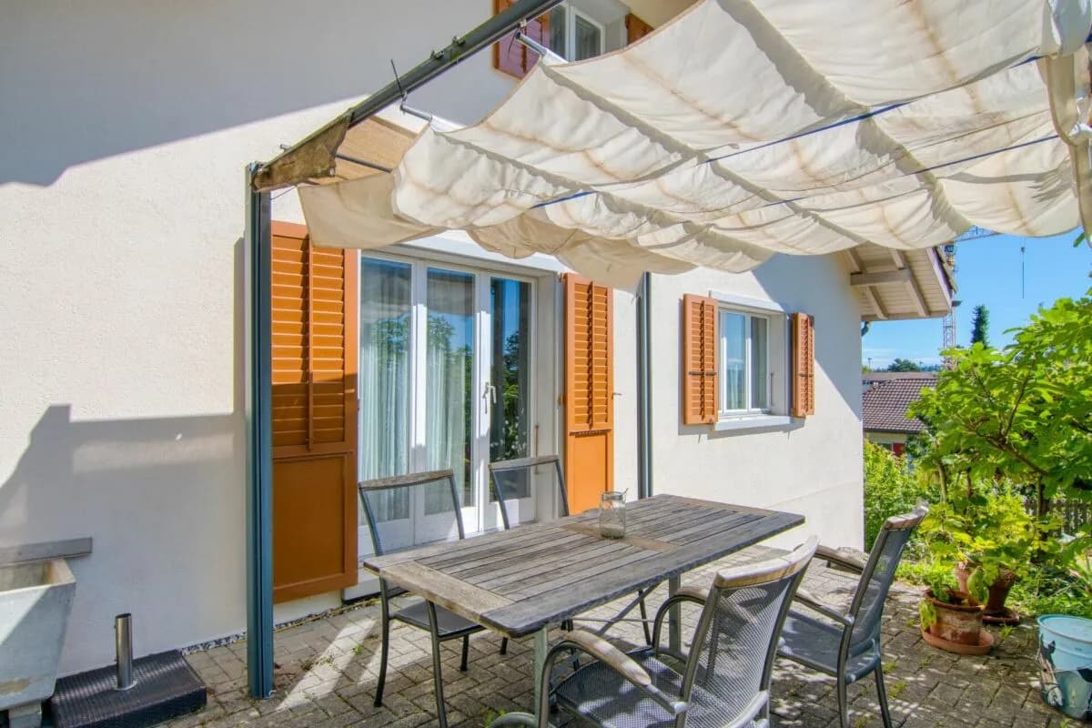 Grosszügiges 6.5-Zimmer-Einfamilienhaus mit Einliegerwohnung, Doppelgarage, 1'053 m² Gartenparadies und Weitsicht auf die Alpen