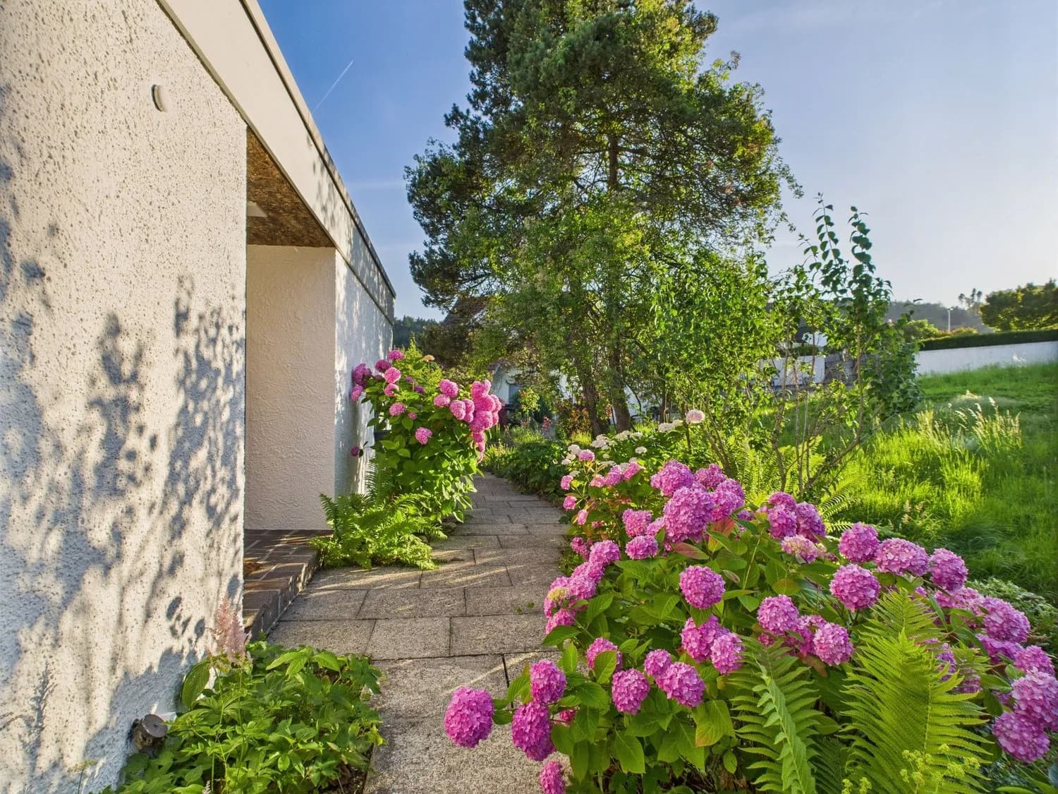 Einfamilienhaus mit Pool, Poolhaus & viel Umschwung