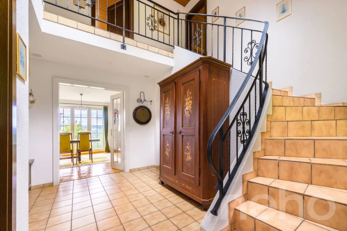 Grosszügiges Einfamilienhaus mit Weitblick und traumhaftem Garten