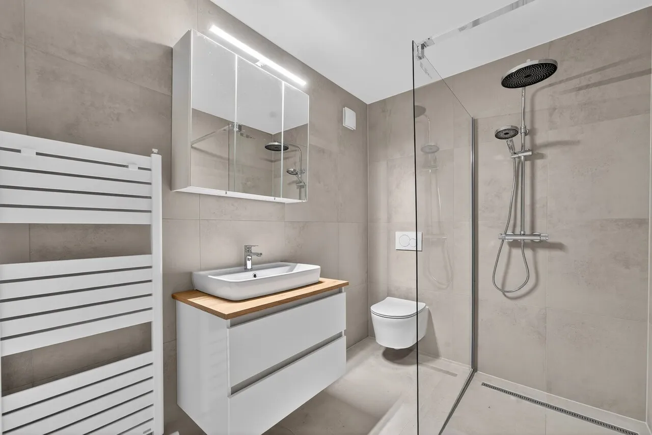 Erstvermietung: 2.5-Zimmer-Wohnung mit 2 Balkonen & Seeblick