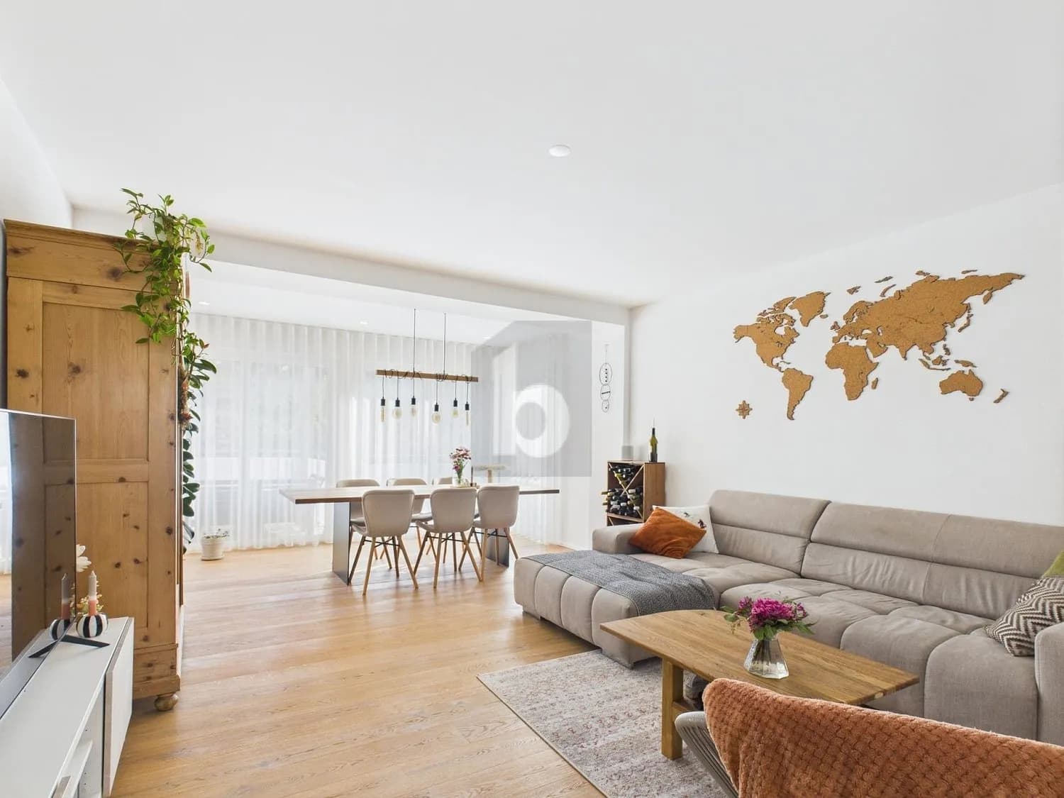 LICHTDURCHFLUTET MIT GROSSEM GARTEN & WHIRLPOOL