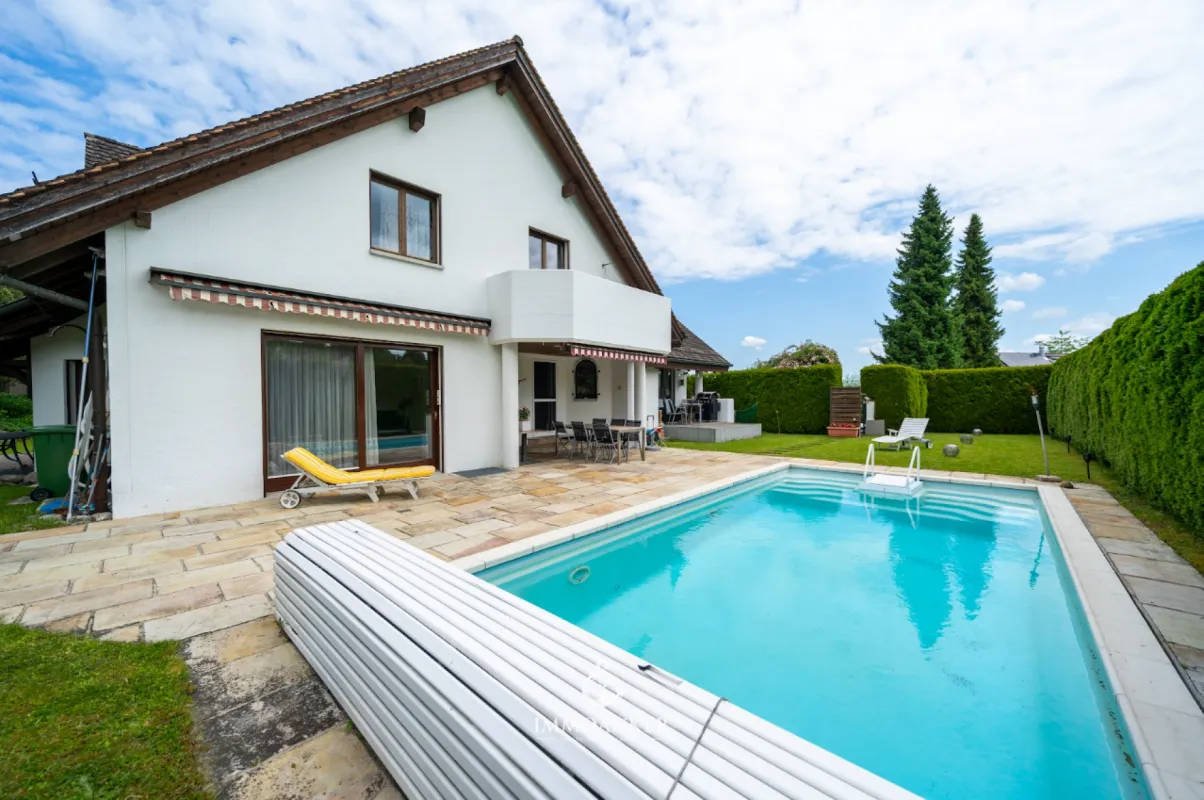 Private Poolvilla mit Einliegerwohnung - Ihr Rückzugsort in Fällanden