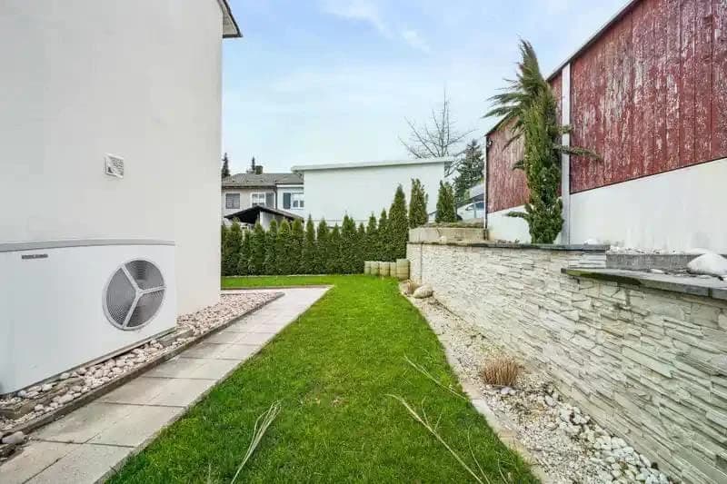 Helles 4.5-Zi.-Reiheneckhaus mit Garten & Pool in Oberwil BL