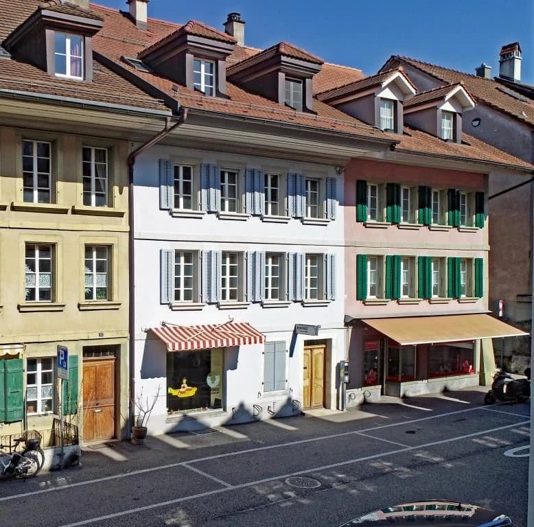 Gschichtsträchtigi Muure mit modernem Inneläbe ir Burgdorfer Autstadt