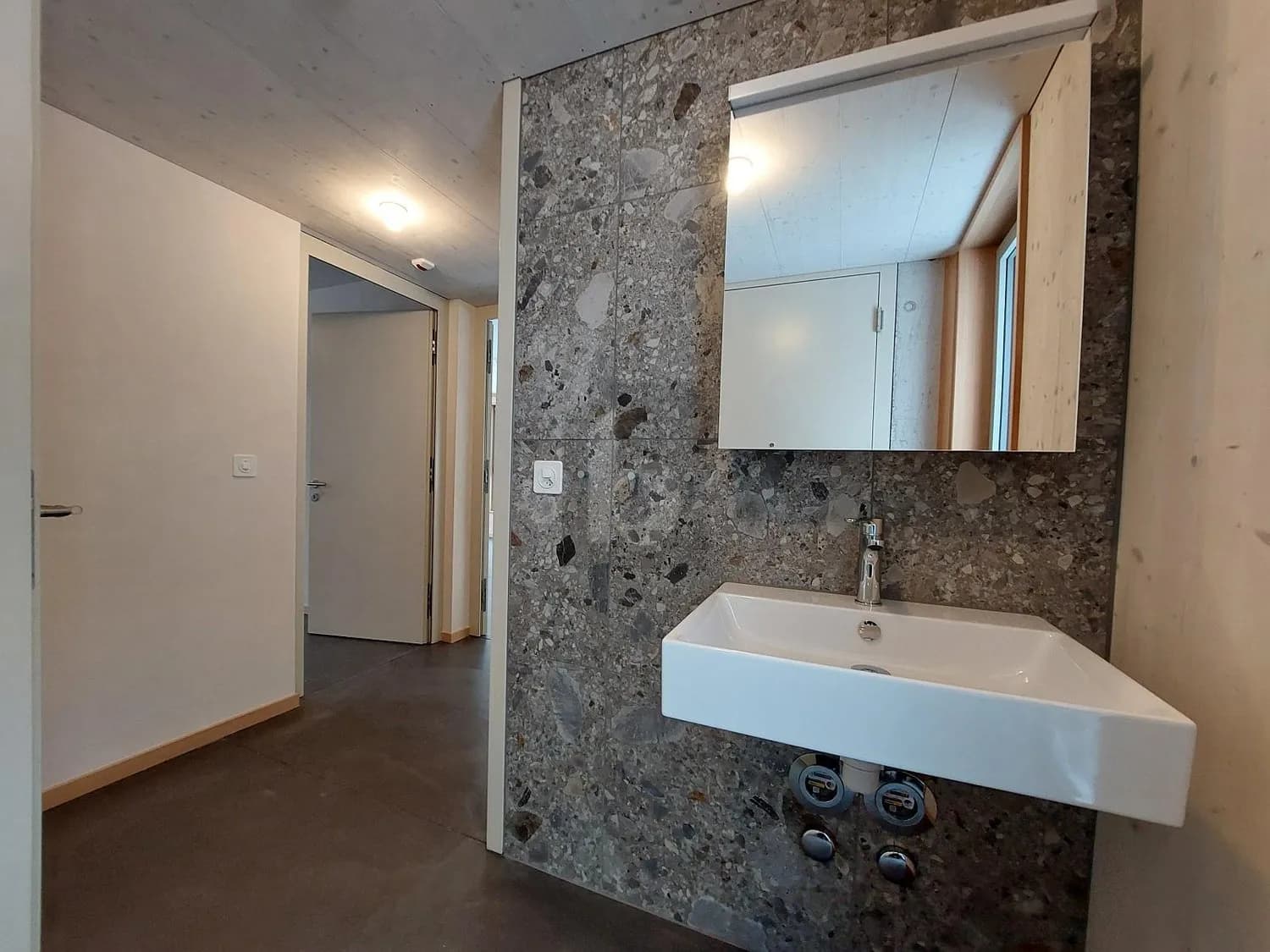 MODERNES ALPENZUHAUSE MITTEN IN DER NATUR