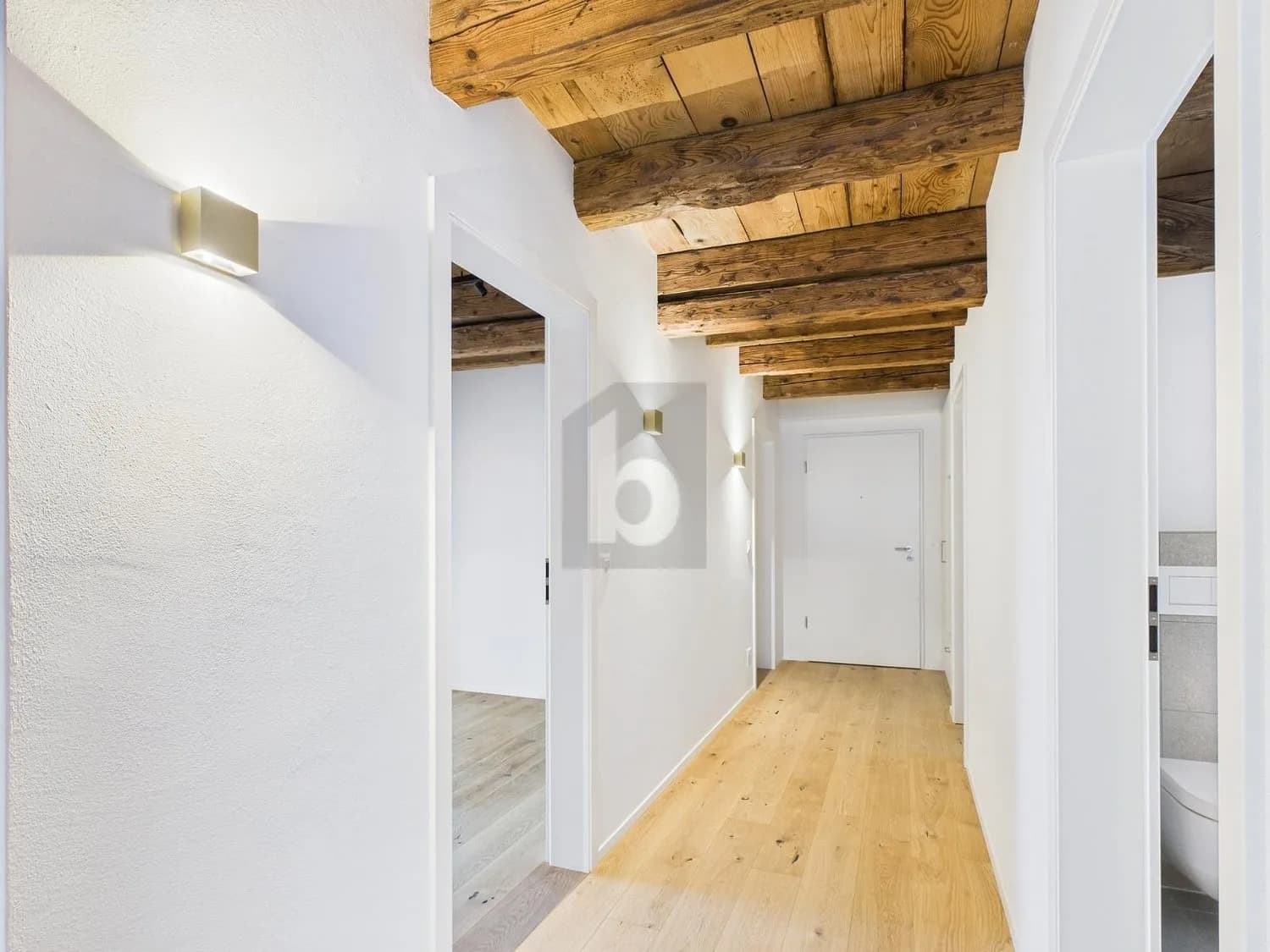 HOCHWERTIG MIT SICHTBALKEN - 1. MONAT GESCHENKT!