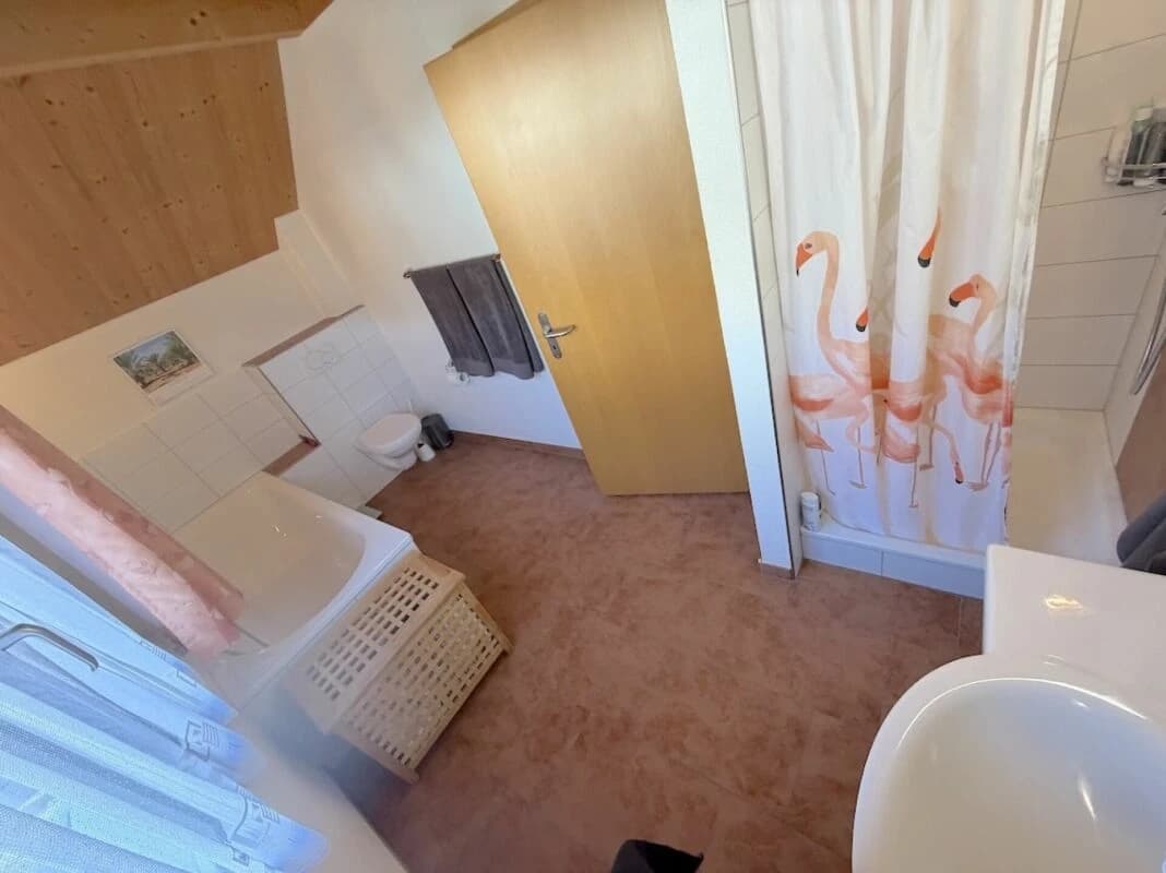 Einfamilienhaus mit separatem Eingang und Büro mit Toilette.