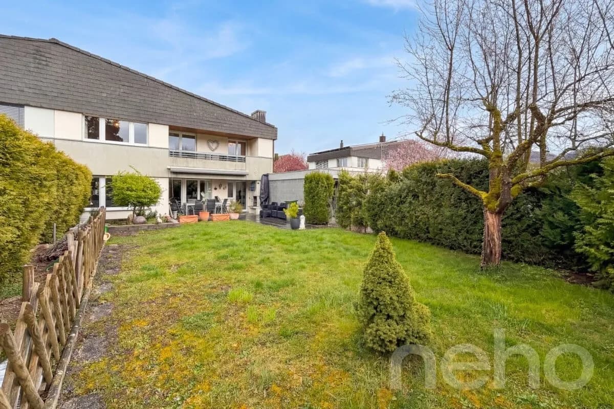 Renoviertes 5.5-Z' Doppel-EFH mit grossem Garten und separater Garage