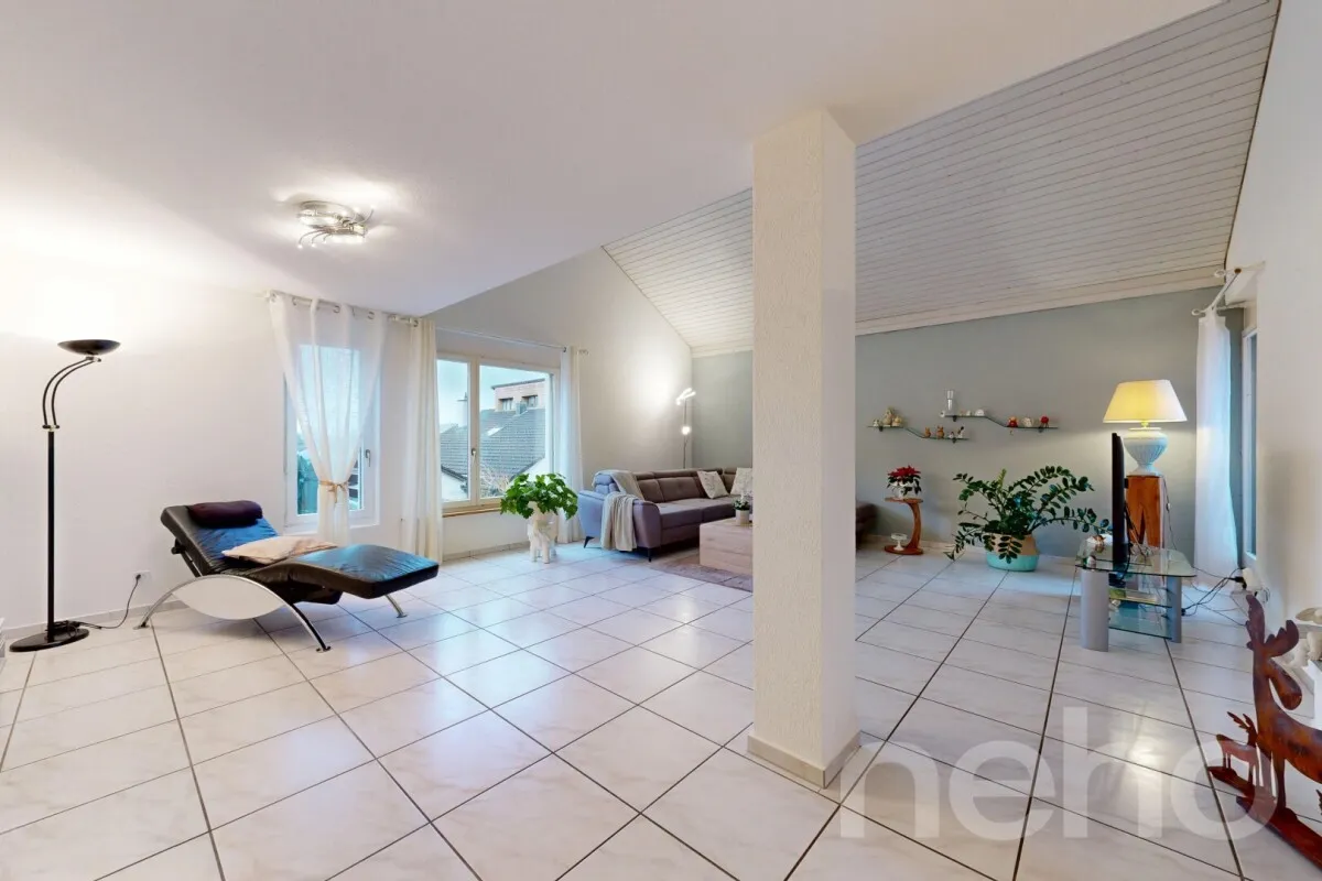 Grosszügige 4.5-Zimmer-Terrassenwohnung mit Lift und Wintergarten