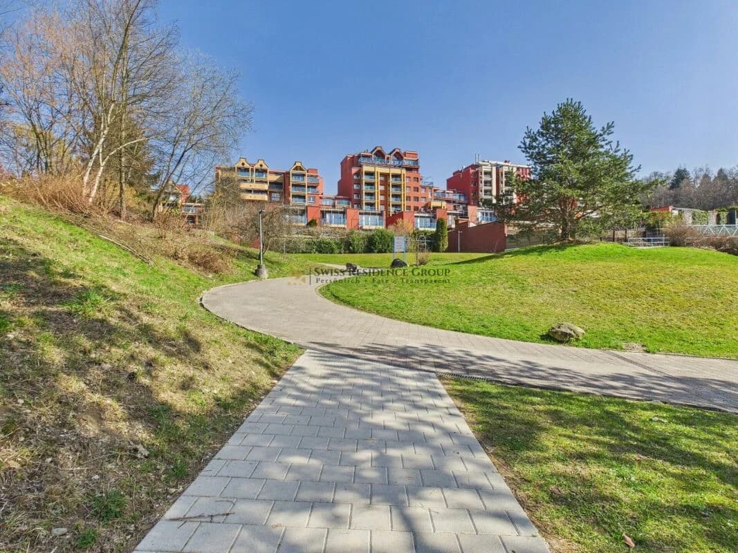 Sonniges 7.5-Zimmer Reihen-Einfamilienhaus mit Garten, Balkon und Bergsicht