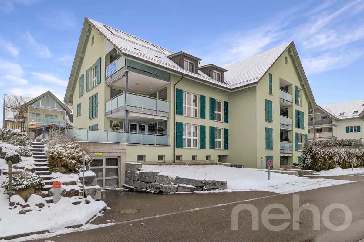 Helle 4.5-Zimmer-Dachwohnung in Weiningen