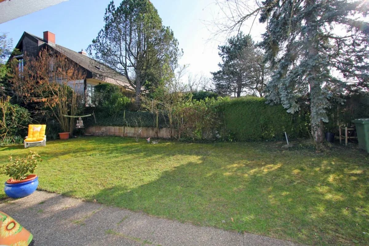Bungalowhaus mit Atrium und grossem Garten
