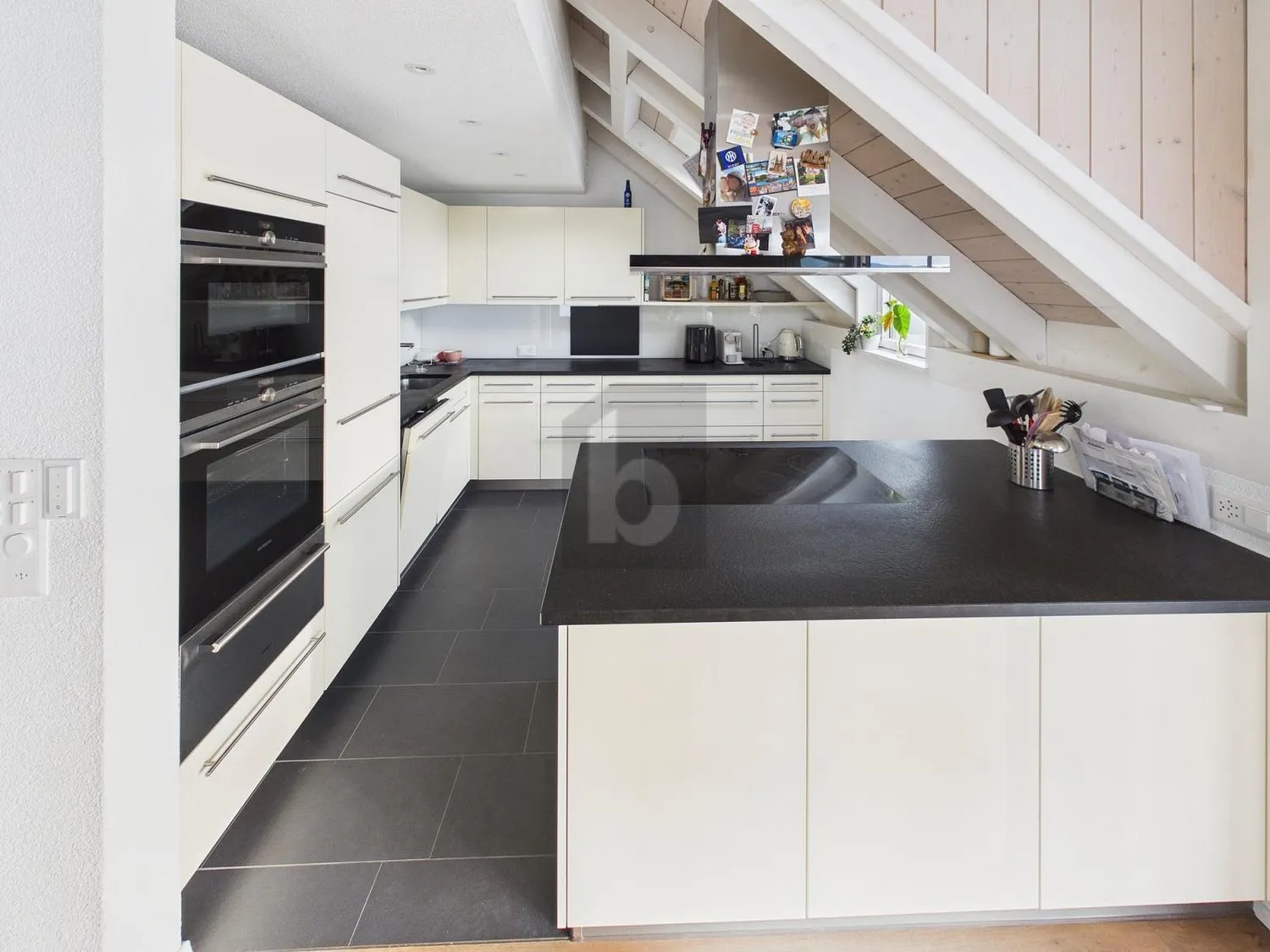 GROSSZÜGIG, LICHTDURCHFLUTET MIT GALERIE