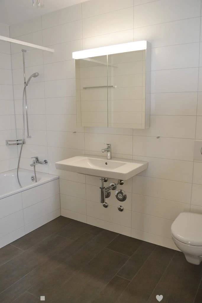 moderne 2.5-Zimmerwohnung mit Loggia zu vermieten