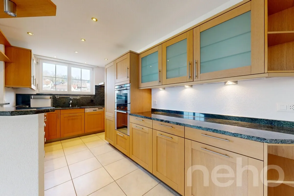 Helle 4.5-Zimmer-Wohnung mit verglastem Balkon