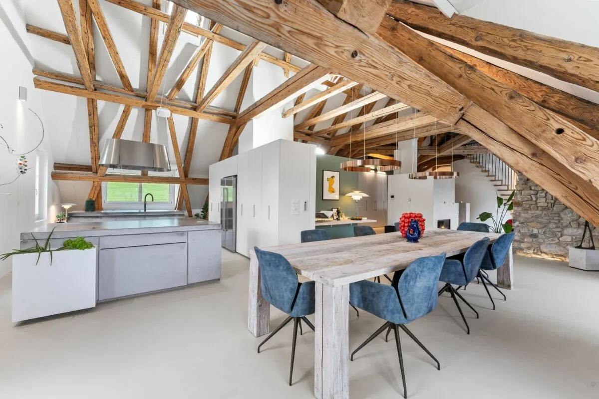 Stilvolle Dachmaisonette mit Sicht auf Mythen, See und ins saftige Grün