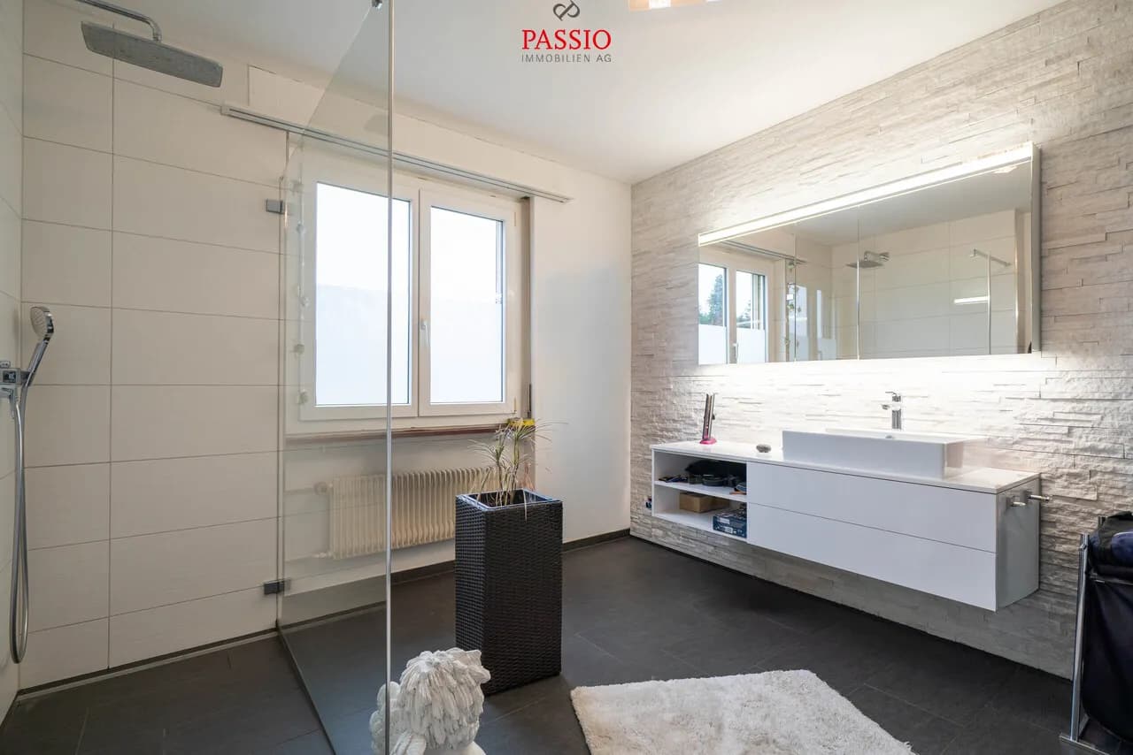 12-Zimmer 2-Familienhaus mit Pool & unverbaubarer Lage nahe Bern