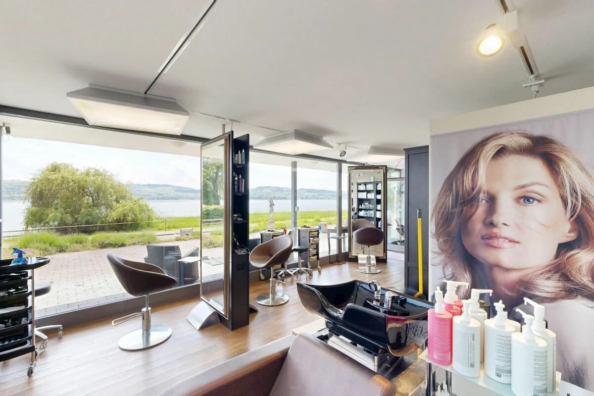 Wohn- und Geschäftshaus: Charmantes Zuhause mit Panoramablick über den Sempachersee