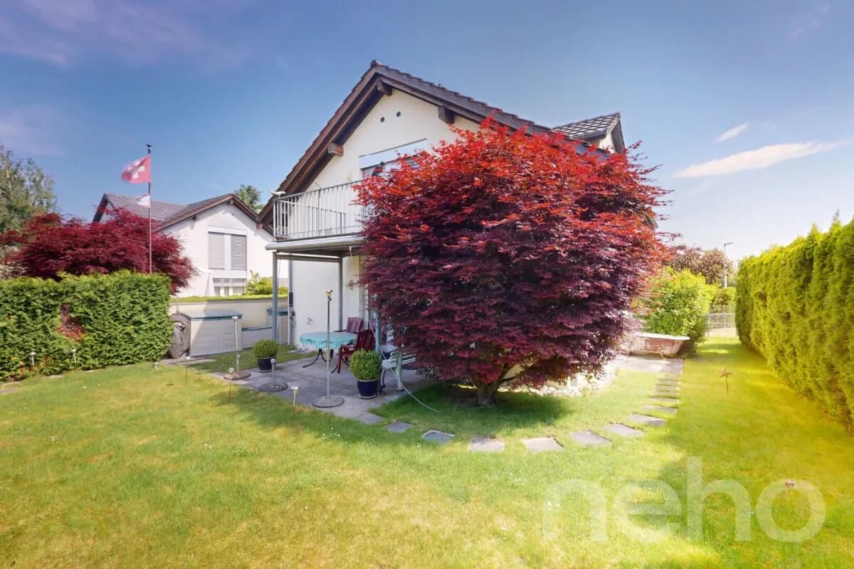 Freistehendes EFH mit Gartenidylle und separate Garage