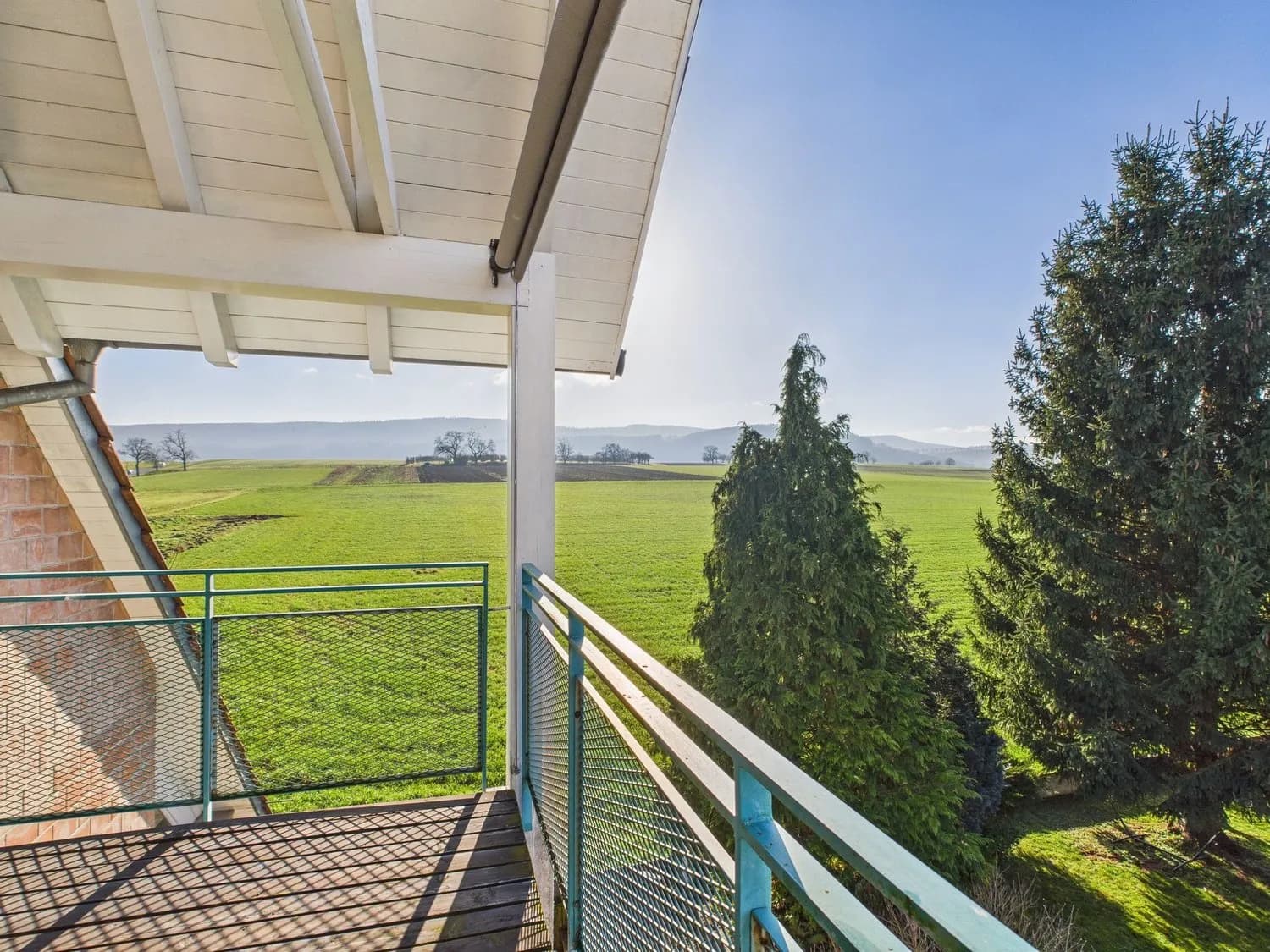 Modern 2.5-Zimmer-Roof-Flat mit Keller und Parkplatz, Biel-Benken