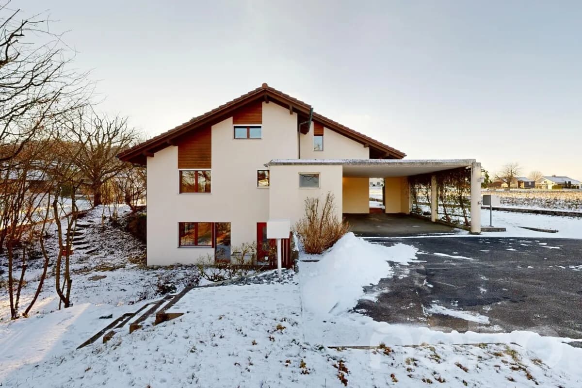 Grosses Einfamilienhaus mit Garten, Wintergarten und viel Potenzial