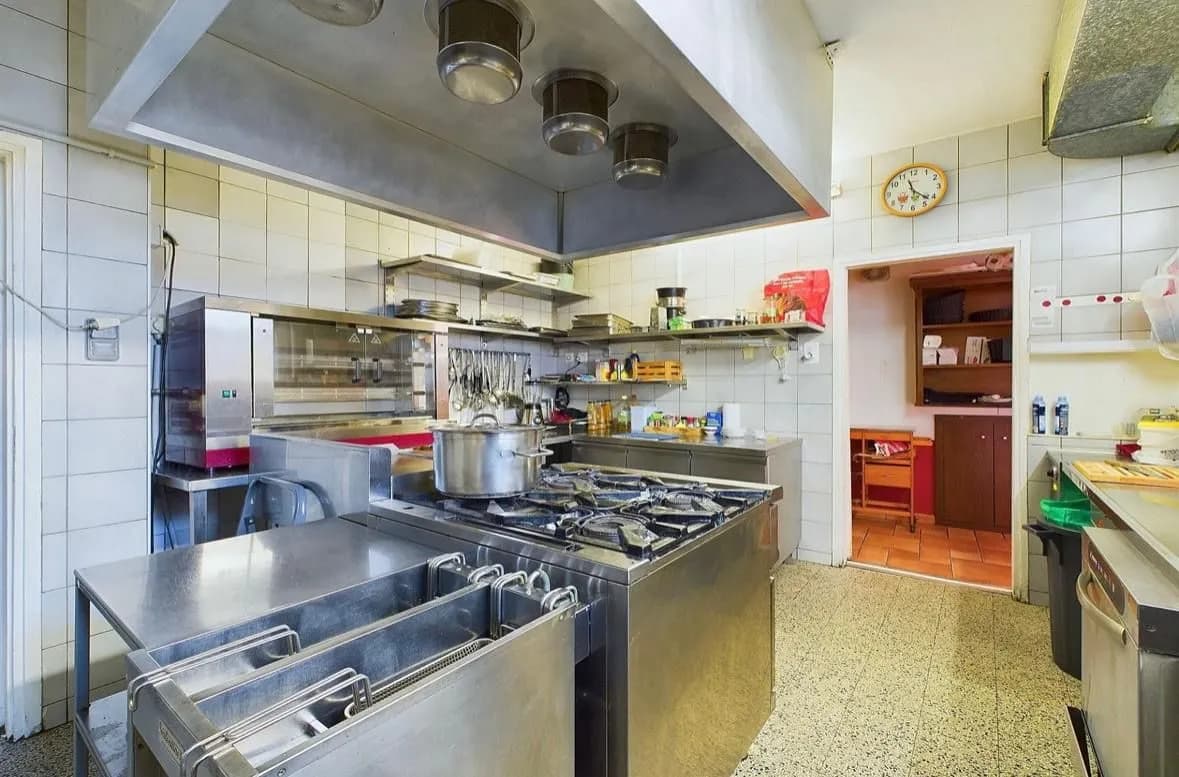 Charmantes Wohn- und Geschäftshaus mit Potenzial in Sanmentina // Un gioiello unico a Bellinzona: casa duplex con grotta storica, appartamento moderno e ampio potenziale