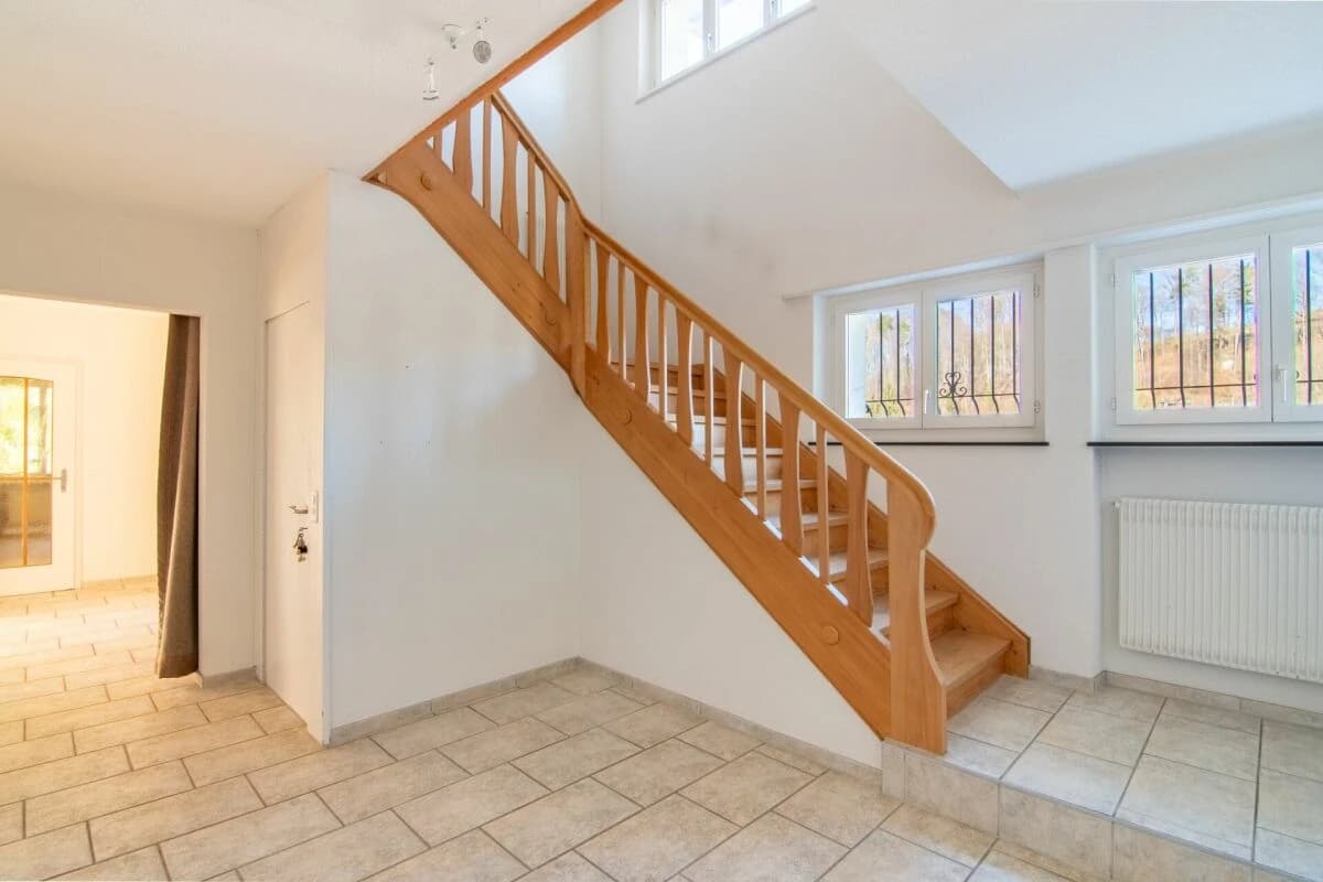 Grosszügiges 6-Zimmer Doppeleinfamilienhaus mit Landhauscharakter und sonnigem Garten in ruhiger Lage nahe Bern.