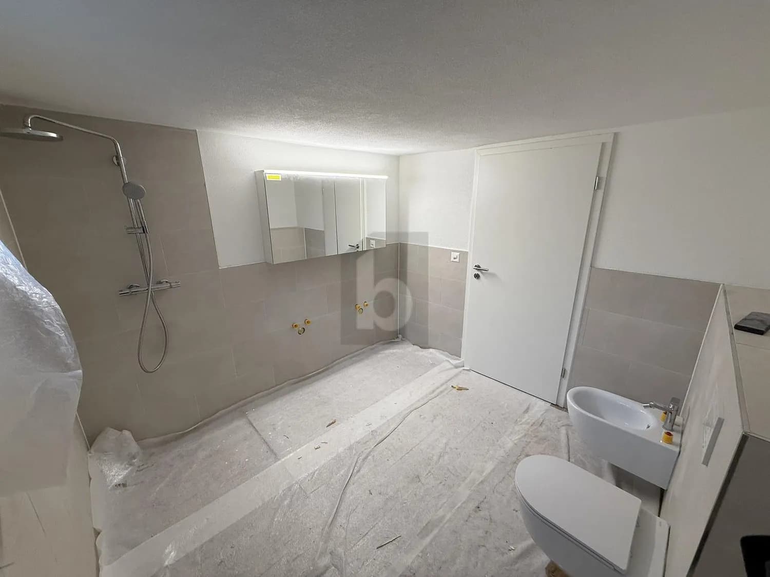 MODERN, LICHTDURCHFLUTET & MIT GARTENZUGANG